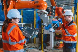 ingeniero equipo trabajador Servicio robot brazo montaje máquina en moderno metal industria fábrica foto