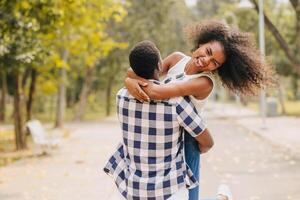 fecha Pareja hombre y mujer enamorado día. africano negro amante a parque al aire libre verano temporada Clásico color tono foto