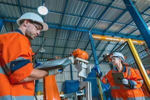 ingeniero equipo Servicio programación automatizado robótico soldadura brazo en moderno pesado industria fábrica foto