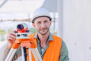 ingeniero constructor con auto nivel cámara trabajo arrasamiento encuesta construcción edificio piso inteligente Mira foto