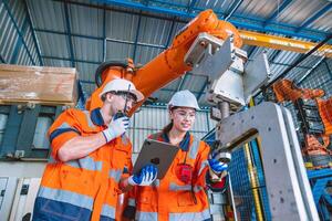 ingeniero equipo trabajador trabajando con robot brazo montaje máquina en moderno metal pesado industria fábrica foto