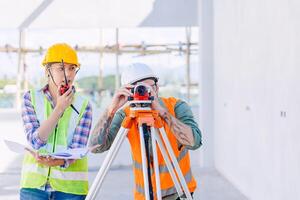 ingeniero constructor trabajando con auto nivel cámara Mira objetivo arrasamiento encuesta construcción edificio piso foto