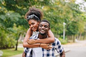 fecha Pareja hombre y mujer enamorado día. africano negro amante a parque al aire libre verano temporada Clásico color tono foto