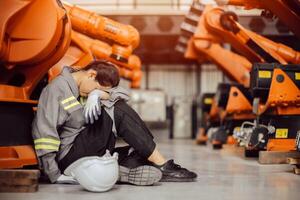 cansado trabajador agotado mujer trabajador fatiga ingeniero labor siesta desde trabajo duro tarde durante la noche en máquina fábrica foto