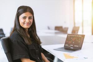 joven éxito India negocio mujer retrato líder confidente contento sonriente en oficina foto