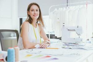 retrato Sastre modista profesional Moda ropa diseñador adulto trabajando mujer contento sonriente a estudio taller foto