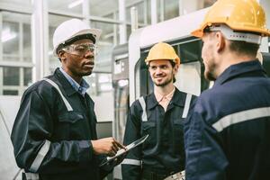 africano negro masculino ingeniero equipo líder hablando con equipo trabajador Universidad grupo en moderno fábrica foto