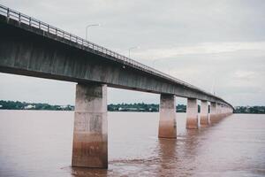 Laos tailandés amistad puente yo, tailandés lao mekong río puente cruzar país largo puente a mukdahan provincia foto