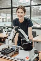 retrato inteligente mujer robot ingeniero programador trabajo en robótico laboratorio investigación y desarrollo equipo. foto