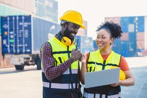 africano trabajador personas trabajo en equipo contento trabajando juntos en Puerto carga Envío industria cargando envase yarda foto