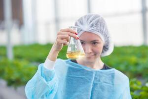 científico trabajando en orgánico agricultura granja investigación nuevo químico fórmula extraer desde planta para médico concepto. foto