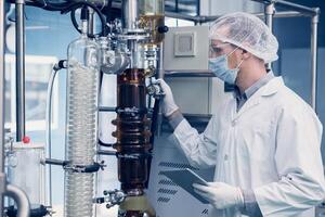 científico hombre trabajando canabis cbd petróleo extracción para médico Ciencias laboratorio. cáñamo petróleo extracción Delgado película destilación máquina en laboratorio plantas proceso. foto