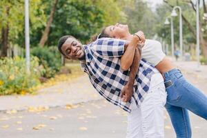 fecha Pareja hombre y mujer enamorado día. africano negro amante a parque al aire libre verano temporada Clásico color tono foto