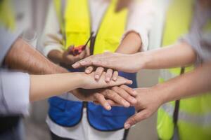 ingeniero trabajador trabajo en equipo unirse mano juntos para fuerte trabajo grupo equipo foto