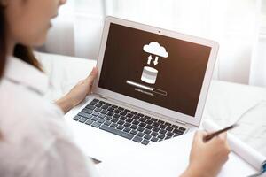 personas utilizando nube conducir tecnología descargar o subir carga salvar archivos desde Internet nube almacenamiento sistema foto