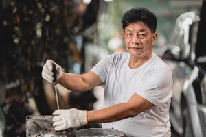retrato mecánico masculino garaje trabajador reparar Servicio coche motor reparar roto vehículo contento sonrisa foto