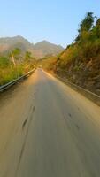 fpv volo al di sopra di montagna strada su il ah giang ciclo continuo a tramonto, nord Vietnam video