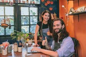 contento artista cerámica taller propietario Pareja amigo juntos disfrutar pequeño negocio con amor foto