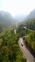 macchine guida lungo panoramico avvolgimento montagna strada su il ah giang ciclo continuo, Vietnam video