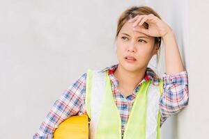 cansado estrés mujer trabajador asiático ingeniero dama agotado sensación malo expresión foto