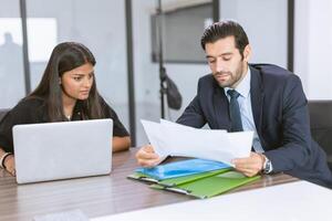 Hispano indio negocio personas trabajando juntos. India mujer de negocios reunión con jefe. foto