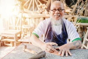 retrato contento cuero fabricante artista artesanía trabajando a propio taller pequeño estudio hecho por orden obra maestra pedazo foto