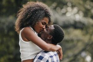 fecha Pareja hombre y mujer enamorado día. africano negro amante a parque al aire libre verano temporada Clásico color tono foto