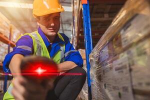 inventario personal trabajador con Mano rojo láser código de barras escáner etiqueta escanear bienes administración tecnología dispositivo foto