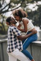 fecha Pareja hombre y mujer enamorado día. africano negro amante a parque al aire libre verano temporada Clásico color tono foto