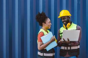 africano trabajador personas trabajo en equipo contento trabajando juntos en Puerto carga Envío industria cargando envase yarda foto