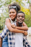 fecha Pareja hombre y mujer enamorado día. africano negro amante a parque al aire libre verano temporada Clásico color tono foto