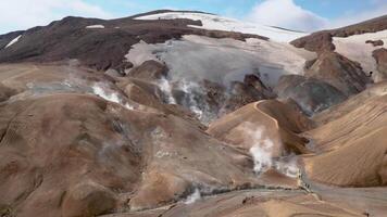 vapore al di sopra di vulcanico paesaggio. caldo primavera nel Kerlingarfjoll geotermico la zona, Islanda. video