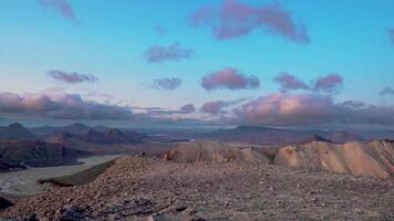 viaggiatore escursioni a landmannalaugar natura paesaggio nel montanaro di Islanda, nordico, Europa. landmannalaugar è montanaro posto nel Islanda con colorato montagne video