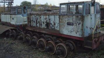 aérien vue de vieux rouillé locomotives de une étroit jauge chemin de fer. abandonné chemin de fer dépôt. 4k video