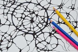 neurográfico dibujo de negro resumen líneas y círculos en papel con de colores lapices para colorante. dibujos de psicológico terapia. ver desde arriba. foto