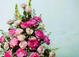 Boda vistoso Rosa ramo de flores aislado en blanco. fresco, lozano ramo de flores de vistoso flores flores, ramo, rosas, margaritas, tulipanes, florero, regalo, estética foto