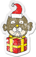 pegatina retro angustiada de un búho navideño de dibujos animados png