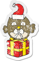 autocollant rétro en détresse d'un hibou de noël de dessin animé png