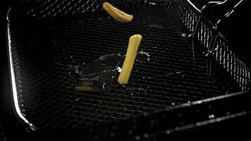 il patatine fritte autunno in il caldo olio. girato su un' alta velocità telecamera a 1000 fps. alto qualità FullHD metraggio video