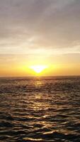 vertical vídeo de mar a puesta de sol aéreo ver video