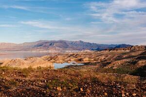 lago en el valle Entre el montañas en Arizona foto