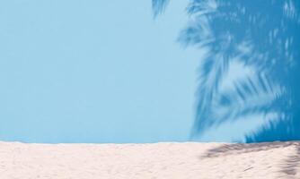 arenoso playa con palma árbol sombra en azul muro, verano concepto foto