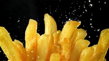 salt falls på de franska pommes frites. filmad på en hög hastighet kamera på 1000 fps. hög kvalitet full HD antal fot video