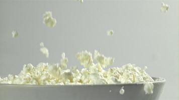 fresco Villetta formaggio cascate in il ciotola. girato su un' alta velocità telecamera a 1000 fps. alto qualità FullHD metraggio video