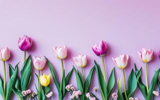 ai generado un fila de rosado y amarillo tulipanes forrado arriba en contra un pastel rosado texturizado antecedentes con Copiar espacio, plano poner, gastos generales Disparo foto