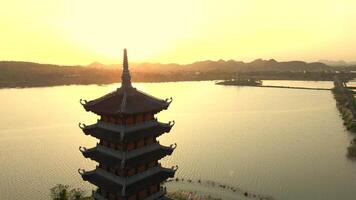 aérien vue de ancien pagode à le coucher du soleil dans neuf binh, vietnam video