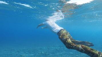 Mann mit Militär- Hose schwimmt im das Meer video