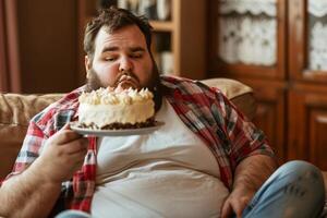 ai generado grasa hombre comiendo pastel mientras sentado en sofá a hogar con ai generado. foto