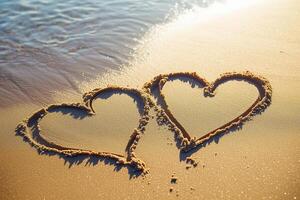 ai generado doble corazones dibujado en el arena en un playa a puesta de sol foto