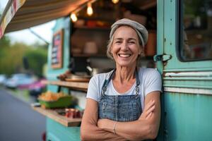 ai generado retrato de sonriente medio Envejecido mujer en pie en frente de comida camión. foto